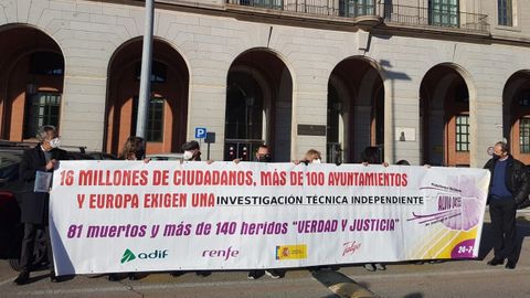 Las víctimas del Alvia, frente a la sede del Ministerio de Transportes, en Madrid