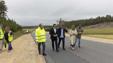 Visita de representantes institucionales cuando se reanudaron las obras