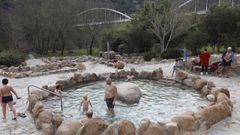 Ba�istas en las termas de Outariz.