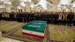 Rezo multitudinario frente al f�retro de Al� Jamen�i en Nayaf, Irak.