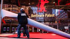 Trabajadores instalando la alfombra roja de la Berlinale.