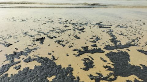 Las cenizas provocadas en los graves incendios que afectan al norte del pa�s se notan tambi�n en las playas del Cant�brico, como en esta de Bretones, en Pendueles, Asturias, en la que el mar devuelve las part�culas quemadas