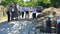El conselleiro Jos� Gonz�lez, durante su visita taller dual de empleo de la Agrupaci�n Bolemas, que se desarrolla en Bobor�s, Leiro y Maside.