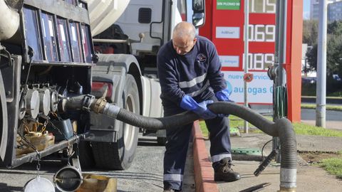 Un�operario de un cami�n cisterna�aprovisiona de gas�leo�a una estaci�n de servicio de Ferrol.