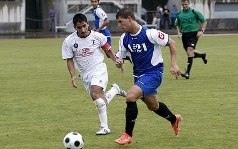 Fran Sol, con el bal�n durante el �ltimo amistoso contra el Lemos.