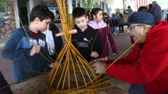 Peque�os del CEIP Campanario de Porto do Son haciendo cestos con los mayores del municipio.