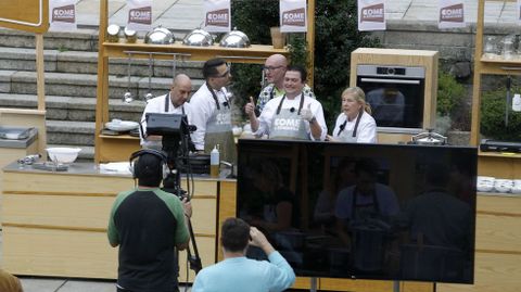 Os coci�eiros locais, en plena faena