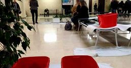 Los cubos del vest�bulo del hospital no se pudieron retirar porque a�n hay goteras.