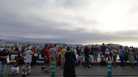 Eclipse total desde el paseo mar�timo de A Coru�a y las playas de Riazor y el Orz�n
