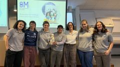 Rrepresentantes del Vigo Rugby, con Berta �lvarez a la cabeza, recogiendo el galard�n.