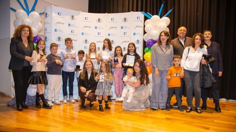 Los 12 ganadores del concurso Dese�a unha xoia para a t�a nai, en la entrega de premios celebrada el pasado s�bado en Santiago.