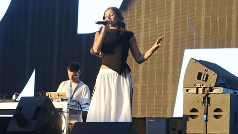 Alddara, artista gallega de pop urbano, cantante, letrista, compositora y productora musical, ayer en su concierto.