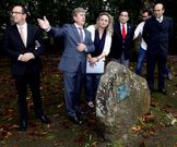 Unha placa en honor do poeta foi descuberta no r�o Tines.