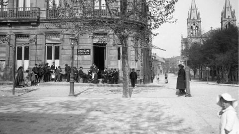 Fotografa antigua de Gijn.ABRIL. Esquina del Caf Dindurrra con la calle Covadonga, hacia 1915