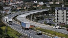 Obras de mantenimiento en uno de los carriles de la autov�a A-52 en la provincia de Ourense.