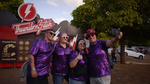 Grupos de amigos aprovecharon la ocasi�n para ir conjuntados con sus divertidas camisetas y camisas