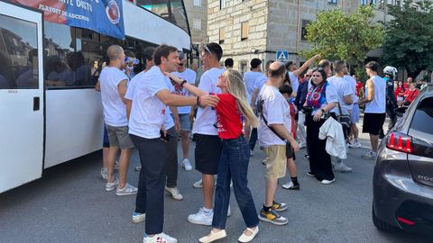 Salida del autob�s descapotable de O Couto con el equipo de la UD Ourense para la ruta de celebraci�n del ascenso.