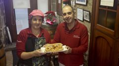 Elisa y Lino, del Bar Coru�a, con su famoso bocadillo de calamares, especialidad de la casa que hacen tambi�n sin gluten. Un d�a de buena actividad, en temporada alta, pueden servir unos 30 kilos de calamares entre raciones y bocatas, con y sin gluten. La pareja dirige desde el 2000 este local, que antes era propiedad de los padres de �l, quienes a su vez tuvieron anteriormente el Bar Raxoi.