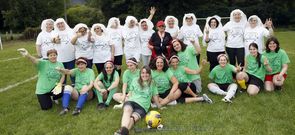 Las integrantes de los dos equipos, las solteras y las casadas, que jugaron al f�tbol en las fiestas de Landrove ayer. 
