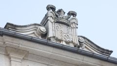 El escudo franquista que corona el edificio de Sanidade en Mar�a Balteira, en Lugo