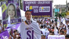 Personas participan en el cierre de campaa del oficialismo a favor del S al referndum este jueves, en Guayaquil (Ecuador).