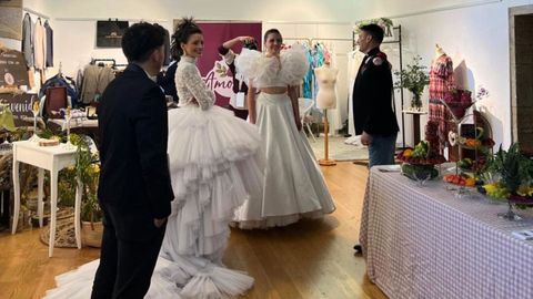 Dos vestidos de novia en la anterior edici�n del Wedding Pack Solidario, en Pontedeume