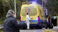 Ambulancias en el entorno del hospital Montecelo, en Pontevedra, en una imagen de archivo durante la pandemia del covid