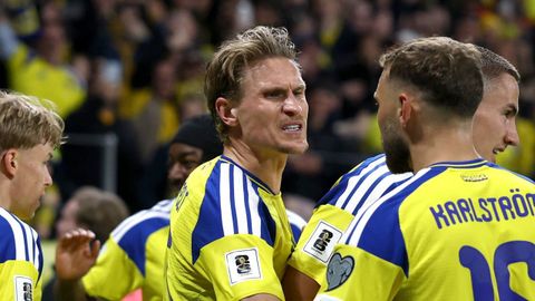 El jugador del Celta Carl Starfelt, celebrando uno de los goles del triunfo de Suecia frente a Polonia que le dio el billete para el Mundial.