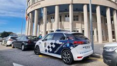 Imagen de archivo de un coche de la Polic�a Local de Pontevedra ante los juzgados de A Parda