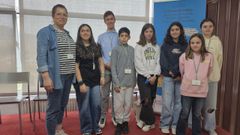 Los siete jvenes participantes en Nigrn con la edila Roco Lpez.