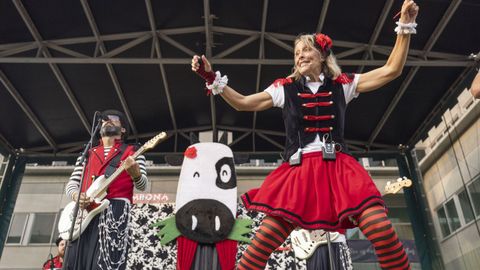 Ux�a Lambona e a Banda Molona act�an en Sarria