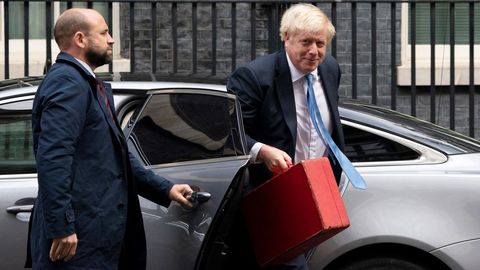 Boris Johnson, a su llegada a Downing Street desde Nueva York portando la ajada maleta roja