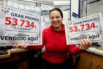 La lotera est� satisfecha de que el premio quedara tan repartido.
