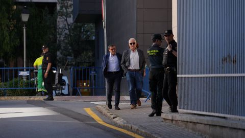 Gallardo, el primero por la izquierda, a su llegada a la cuarta jornada del juicio por tr�fico de influencias y prevaricaci�n que se celebra en la Audiencia de Badajoz