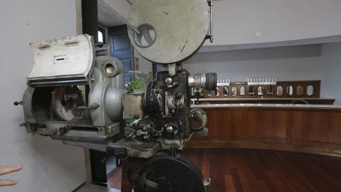 Antigua máquina de proyección de 1943 ubicada en el ambigú del teatro