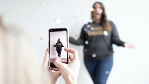 Una «influencer» grabando un vídeo para TikTok.