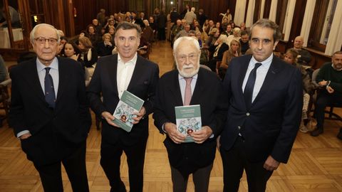 Alberto Mart�nez Isla (segundo por la izquierda) present� en el N�utico el libro �Cirujanos en la cocina�, junto a Fernando Cobi�n Varela (izquierda), Javier Ozores (tercero por la izquierda) y Fernando Cobi�n S�nchez (derecha).
