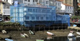 El edificio se encuentra actualmente rodeado de andamios a causa de las obras de mejora. 