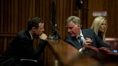 Oscar Pistorius, habla con miembros de su defensa en el Tribunal Superior de Pretoria durante su juicio por asesinato en Pretoria (Sud�frica)