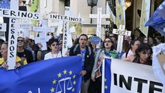 Colectivos de trabajadores interinos durante una concentracin en octubre frente al Congreso de los Diputados, en Madrid.