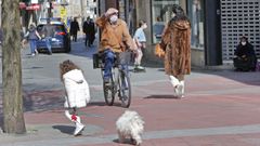 Una patrulla de la Polic�a Nacional vigilando en Pontevedra el cumplimiento de las medidas anticovid