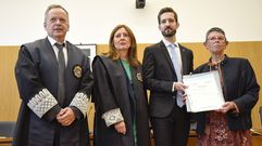 De esquerda a dereita, o maxistrado Julio Csar Daz Casales, a letrada da Administracin, Adriana Lpez Gorgojo, o funcionario que achou o documento, Pablo Lpz Rivas e a directora do Arquivo Provincial de Pontevedra,Carmen Luisa Corgo Solleiro.