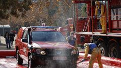 Efectivos de la UME desinfectan los coches que trabajan en la zona de vigilancia