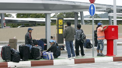 Migrantes en el aeropuerto de Peinador, en una imagen de archivo.