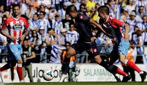 Rabello se escapa de Pea en la jugada del primer gol del partido, marcado por Ifrn tras recibir el pase del chileno.