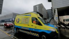 Una ambulancia, en las inmediaciones del Chuac