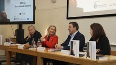 De izquierda a derecha, Ignacio Carballo, delegado de La Voz en Santiago, Ana Isabel Rodr�guez, decana de la Facultade de Ciencias da Comunicaci�n de la USC, Valent�n Gonz�lez, presidente de la Diputaci�n de A Coru�a, y Bel�n Regueira, decana del Colexio de Xornalistas