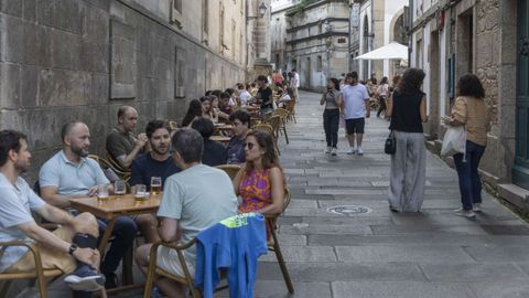 Las terrazas de San Paio, en Santiago, frecuentadas en verano por compostelanos y turistas.