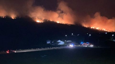 Las llamas del incendio forestal el pasado jueves sobre un ncleo de poblacin de Trabada