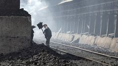 Un obrero trabaja en una planta de tratamiento del carb�n para convertirlo en coque, en Avdiyivka, localidad de la cuenca minera de Donetsk.